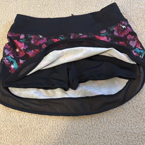 Lululemon skort - Picture 2 of 3